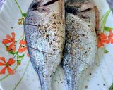 Foto del paso 1 de la receta Dorada y gambas con cebollas confitadas a la Canela y pasas