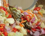 Foto langkah ke 3 dari resep Tumis pepaya pedas manis.