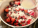 Pastel con frutos rojos y almendras (Cake with red fruits and almonds)