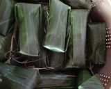 Foto langkah ke 4 dari resep Buras isi oncom huhah (lontong isi).