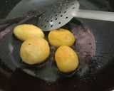 A picture of step 1 of Dum Aloo.