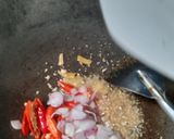 Foto langkah ke 2 dari resep Tumis cumi pedas lada hitam.