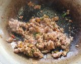 รูปขั้นตอนการทำที่ 3 ของ ผักบุ้งผัดกะปิใส่หมูสับ