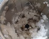 A picture of step 2 of Ice apple milkshake.