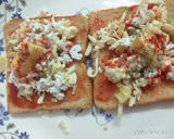 A picture of step 5 of Bread Pizza.