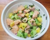 Foto del paso 2 de la receta: Ceviche de salmón con piña y jugo de naranja agria
