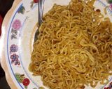 Foto langkah ke 2 dari resep Mie goreng instan rasa restaurant.