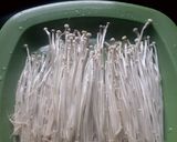 Foto langkah ke 1 dari resep Tumis Jamur Enoki Pedas.