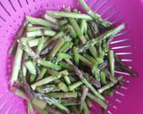 Foto del paso 1 de la receta Espárragos trigueros con huevo