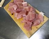 Une image de l'étape 1 de Filet de poulet aux tomates, épices, coriandre et jus de rhubarbe rose.