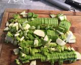 Foto del passaggio 2 della ricetta Mezzi paccheri ondulati con crema di zucchine, datterini confit, guanciale croccante