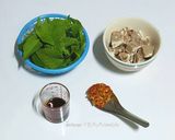 รูปขั้นตอนการทำที่ 2 ของ ไส้อ่อนผัดใบยี่หร่า