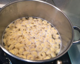 Foto del paso 2 de la receta: Tortellinis de carne a la carbonara con champiñones