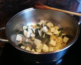 Foto del paso 3 de la receta: Salsa de calabacín  con macarrones  y atún o con albóndigas