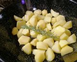 Foto del passaggio 3 della ricetta Padellata di patate e porcini al profumo di aromi