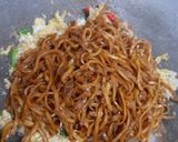 Foto langkah ke 5 dari resep Mie Jawa Pipih Goreng (Gurih Meresap, Anti Gumpal!) Jesslyn Orlane.