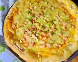 Foto langkah ke 4 dari resep Pizza sosis keju mozzarella dengan roti yang empuk.