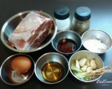 รูปขั้นตอนการทำที่ 1 ของ หมูก้อนทอดกระเทียมพริกไทย