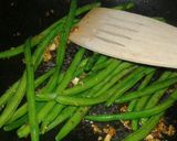 A picture of step 3 of Garlic sauteed green beans.