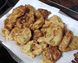 Foto del paso 9 de la receta: Buñuelos de puré de papas, abadejo, palitos de cangrejo y cebolla sofrita con ensalada