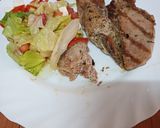 Foto del paso 2 de la receta: Chuletas de atún adobadas y a la plancha con ensalada