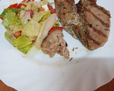 Foto del paso 2 de la receta: Chuletas de atún adobadas y a la plancha con ensalada