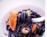 Foto del paso 4 de la receta: Linguini negro de sepia con frutos del mar