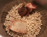 Foto del paso 2 de la receta: Alubias blancas cremosas con ternera