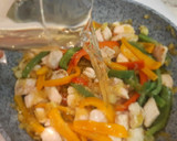 Foto del paso 3 de la receta: Pollo con pimientos al curry