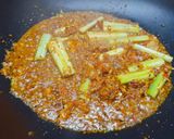 Hình bước làm 2 của món Chân gà kho sả nghệ