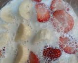 صورة لخطوة 2 من وصفة كوكتيل الحليب بالموز والفراوله 😋🥤