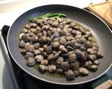 Foto del passaggio 6 della ricetta Fregola sarda allo zafferano con pesce