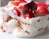 A picture of step 3 of Strawberry ice box cake.