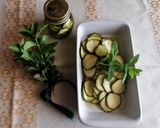 Foto del passaggio 5 della ricetta Rondelle di zucchine crude marinate, servite e conservate 🌿🌞