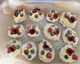 A picture of step 8 of Mini pavlovas.