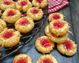 Foto langkah ke 7 dari resep Strawberry Cheese Thumbprint Cookies.