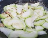 Hình bước làm 2 của món Bầu xào tôm, nấm kim châm