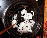 Hình bước làm 3 của món Chân nấm kho sả ớt