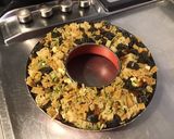 Une image de l'étape 10 de Couronne de pâtes Halloween à la courgette,mozzarella et tomates séchées (avec chorizo aux poivrons).