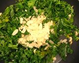 Une image de l'étape 3 de Salade tiède de choux kale et fromage de chèvre.