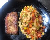 Foto del paso 3 de la receta: Medallónes de cerdo con verduras congeladas y macarrones
