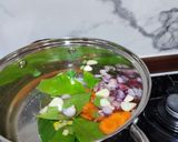 Foto langkah ke 3 dari resep Sayur Bening Daun Kelor.