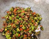 Foto langkah ke 6 dari resep Oseng wortel, buncis, brokoli, baso dan sosis.