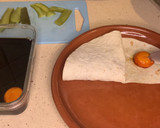 Foto del paso 10 de la receta: Tortilla trend con cerdo teriyaki, cebolla caramelizada, pepinillo encurtido y yema curada soja y PX