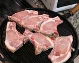 Foto del paso 1 de la receta: Chuletitas de cerdo con caramelo faciles y deliciosas