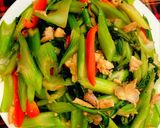 Hình bước làm 4 của món Cần tây, ớt chuông xào thịt gà