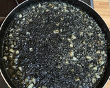 Foto del paso 4 de la receta: Arroz negro con choco y langostinos