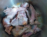Foto del paso 3 de la receta: Guiso de cordero en salsa de cebollas blancas y especias