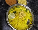 A picture of step 8 of Indori poha.