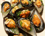Foto del paso 9 de la receta: Mejillones al vapor con ajo y perejil y toque de balsámico